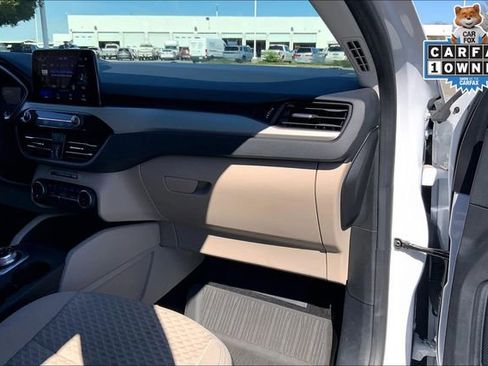 Used 2022 Ford Escape SE w/ SE Sport Appearance Package image 16