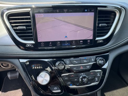 Used 2025 Chrysler Pacifica Limited FWD image 28