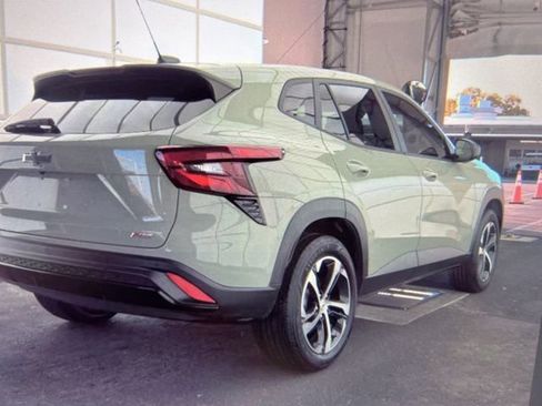 Used 2024 Chevrolet Trax RS w/ Sunroof Package image 2