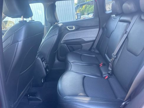Used 2024 Jeep Compass Latitude AWD/4WD image 11