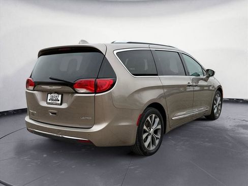 Used 2017 Chrysler Pacifica Limited w/ UConnect Theater Package image 6