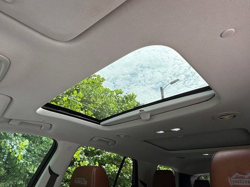 Used 2018 Chevrolet Traverse High Country w/ LPO, Floor Liner Package AWD/4WD image 38