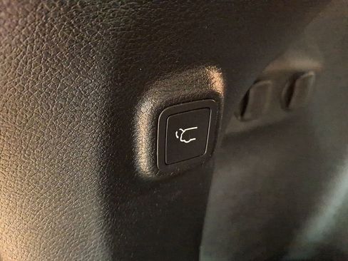 Used 2019 Jeep Cherokee Latitude Plus w/ Comfort/Convenience Group image 28