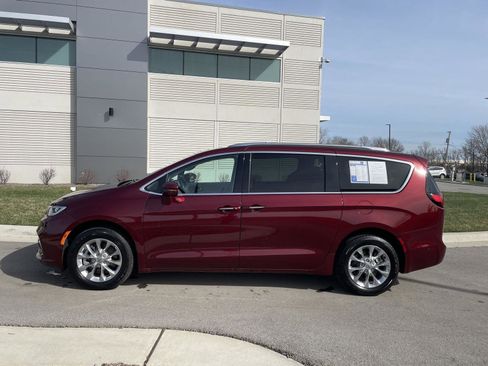 Used 2021 Chrysler Pacifica Touring-L w/ Premium & Safety Sphere Group image 4