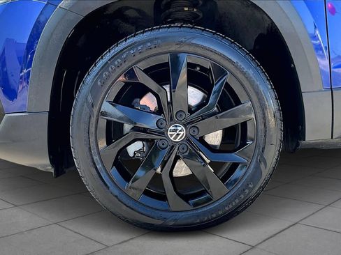 Used 2023 Volkswagen Taos SE w/ Black Wheel Package image 11