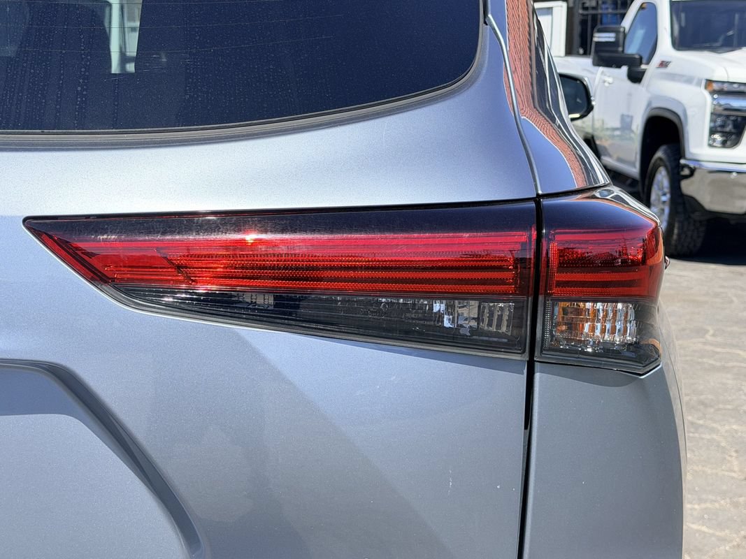Used 2021 Toyota Highlander XLE AWD/4WD image 9