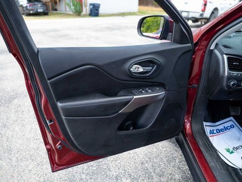 Used 2021 Jeep Cherokee Latitude image 12