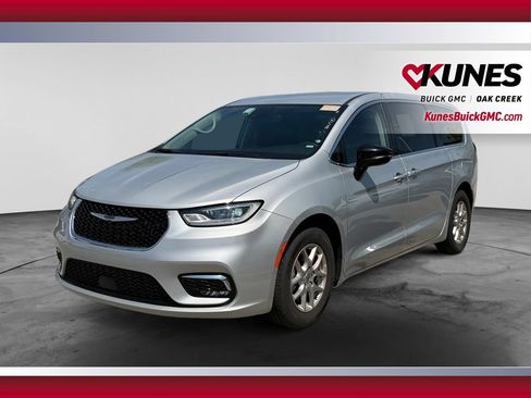 Used 2024 Chrysler Pacifica Touring-L FWD image 5