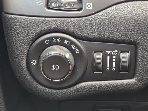 Used 2019 Jeep Cherokee Latitude Plus AWD/4WD image 18