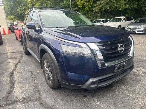 Used 2022 Nissan Pathfinder SV AWD/4WD image 2