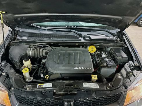 Used 2016 Dodge Grand Caravan R/T w/ Driver Convenience Group FWD image 32
