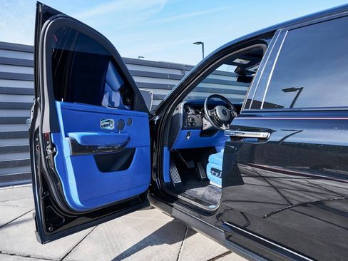 Used 2021 Rolls-Royce Cullinan Black Badge image 35