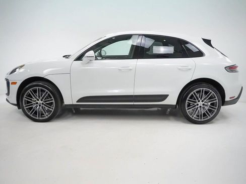 Certified 2025 Porsche Macan AWD/4WD image 2