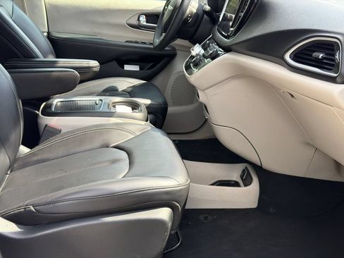 Used 2023 Chrysler Pacifica Touring-L FWD image 13