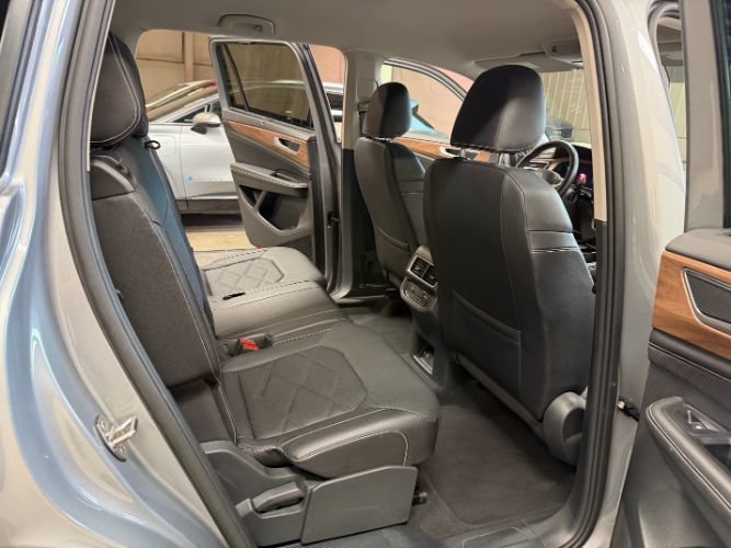Used 2025 Volkswagen Atlas SE FWD image 28