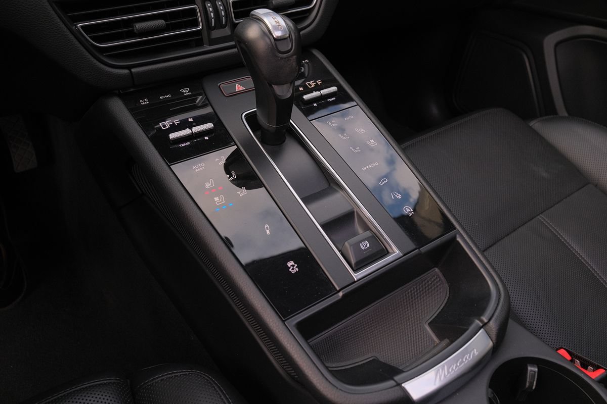 Used 2023 Porsche Macan Turbo AWD/4WD image 23
