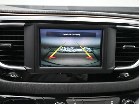 Used 2022 Chrysler Voyager LX image 17