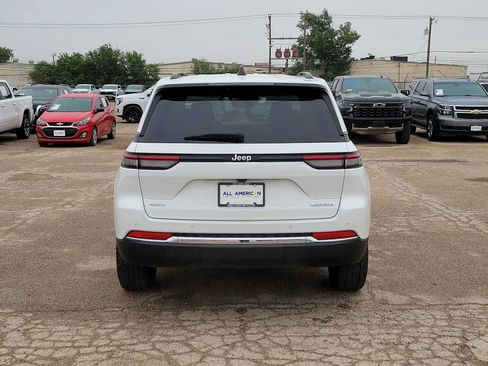 Used 2024 Jeep Grand Cherokee Laredo AWD/4WD image 7