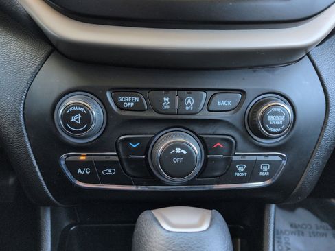 Used 2017 Jeep Cherokee Latitude w/ Cold Weather Group image 19