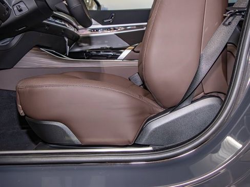 Used 2026 BMW 750e xDrive w/ Executive Package image 15