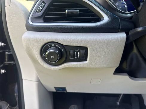 Used 2021 Chrysler Pacifica Touring-L FWD image 19