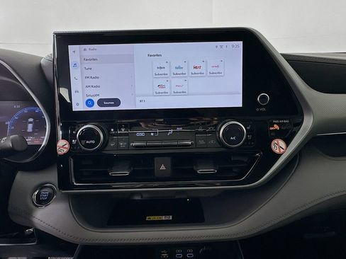 Used 2023 Toyota Highlander Platinum image 14