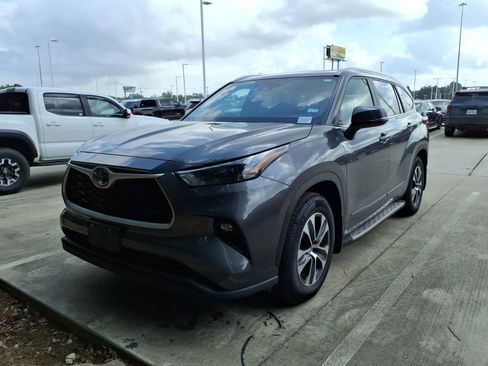Used 2023 Toyota Highlander XLE image 4
