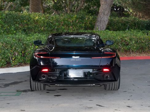 Used 2020 Aston Martin DB11 Coupe image 6