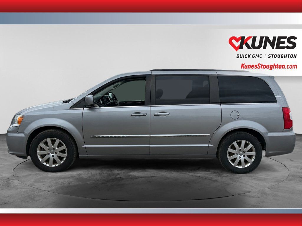 Used 2016 Chrysler Town & Country Touring FWD image 4