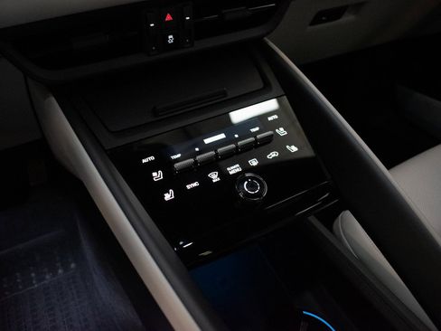 Certified 2025 Porsche Macan 4 Electric image 26