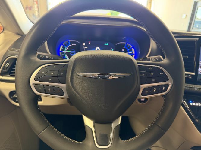 Used 2024 Chrysler Pacifica Limited FWD image 21