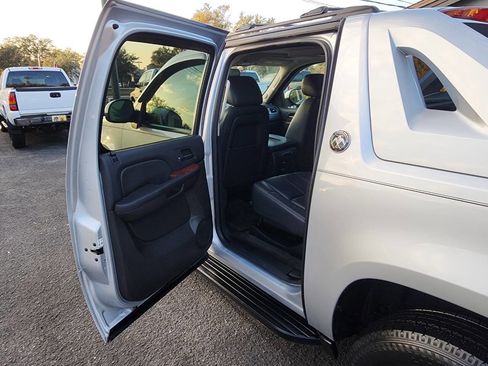 Used 2013 Chevrolet Avalanche LT image 23