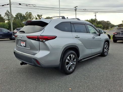 Used 2022 Toyota Highlander XLE AWD/4WD image 4