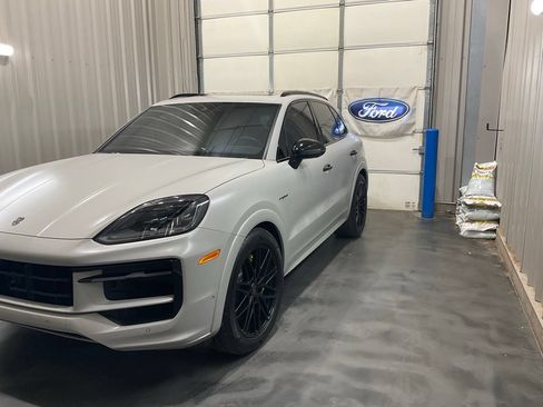Used 2024 Porsche Cayenne AWD/4WD image 4