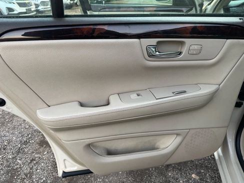 Used 2011 Cadillac DTS Premium image 20