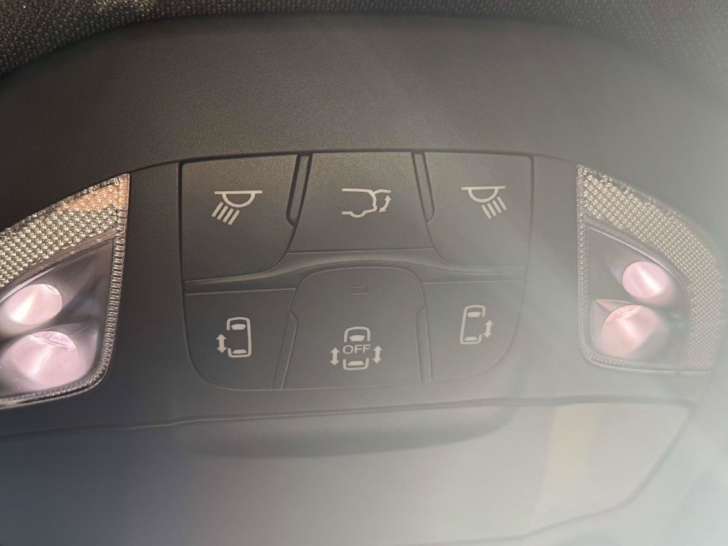 Used 2025 Chrysler Pacifica Limited FWD image 34