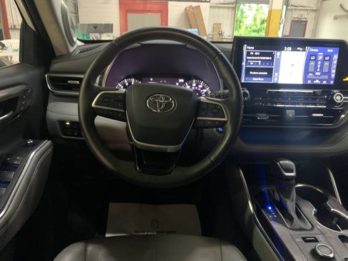 Used 2022 Toyota Highlander Limited AWD/4WD image 17