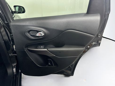 Used 2019 Jeep Cherokee Limited w/ Technology Group FWD image 28