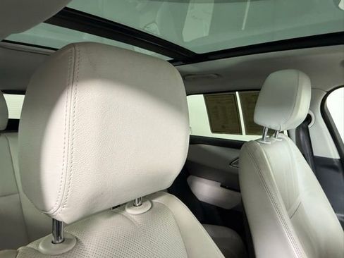 Used 2023 Land Rover Range Rover Velar R-Dynamic S image 32