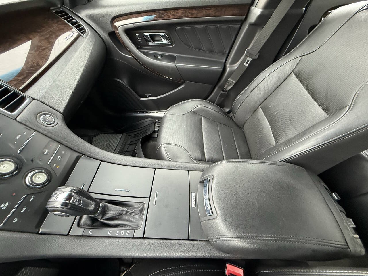 Used 2015 Ford Taurus Limited FWD image 25