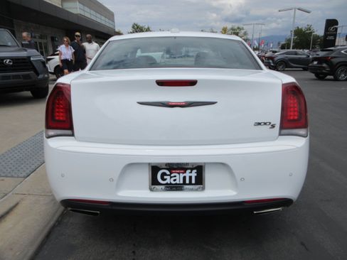 Used 2022 Chrysler 300 S RWD image 7