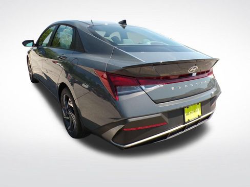 Used 2025 Hyundai Elantra Sport FWD image 4