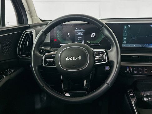 Used 2024 Kia Sorento S image 18