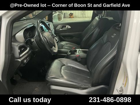 Used 2018 Chrysler Pacifica Touring-L Plus w/ S Appearance Package FWD image 14