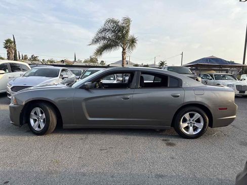 Used 2012 Dodge Charger SE RWD image 2