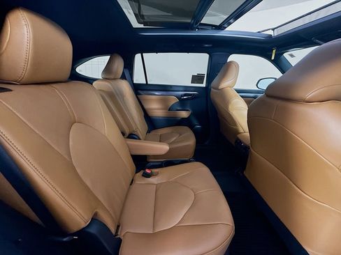 New 2026 Toyota Highlander Platinum AWD/4WD image 32