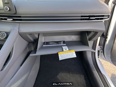 Used 2025 Hyundai Elantra SE image 23