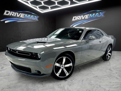 Used 2019 Dodge Challenger SXT RWD image 1