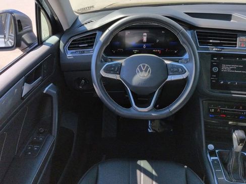 Used 2023 Volkswagen Tiguan SE w/ Panoramic Sunroof Package image 16