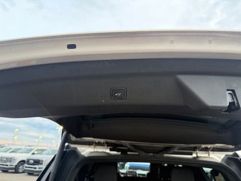 Used 2023 GMC Yukon XL SLT image 36